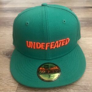 UNDEFEATED X NEW ERA 59FIFTY “UNDEFEATED LOGO” 7 GREEN ORANGE FITTED HAT